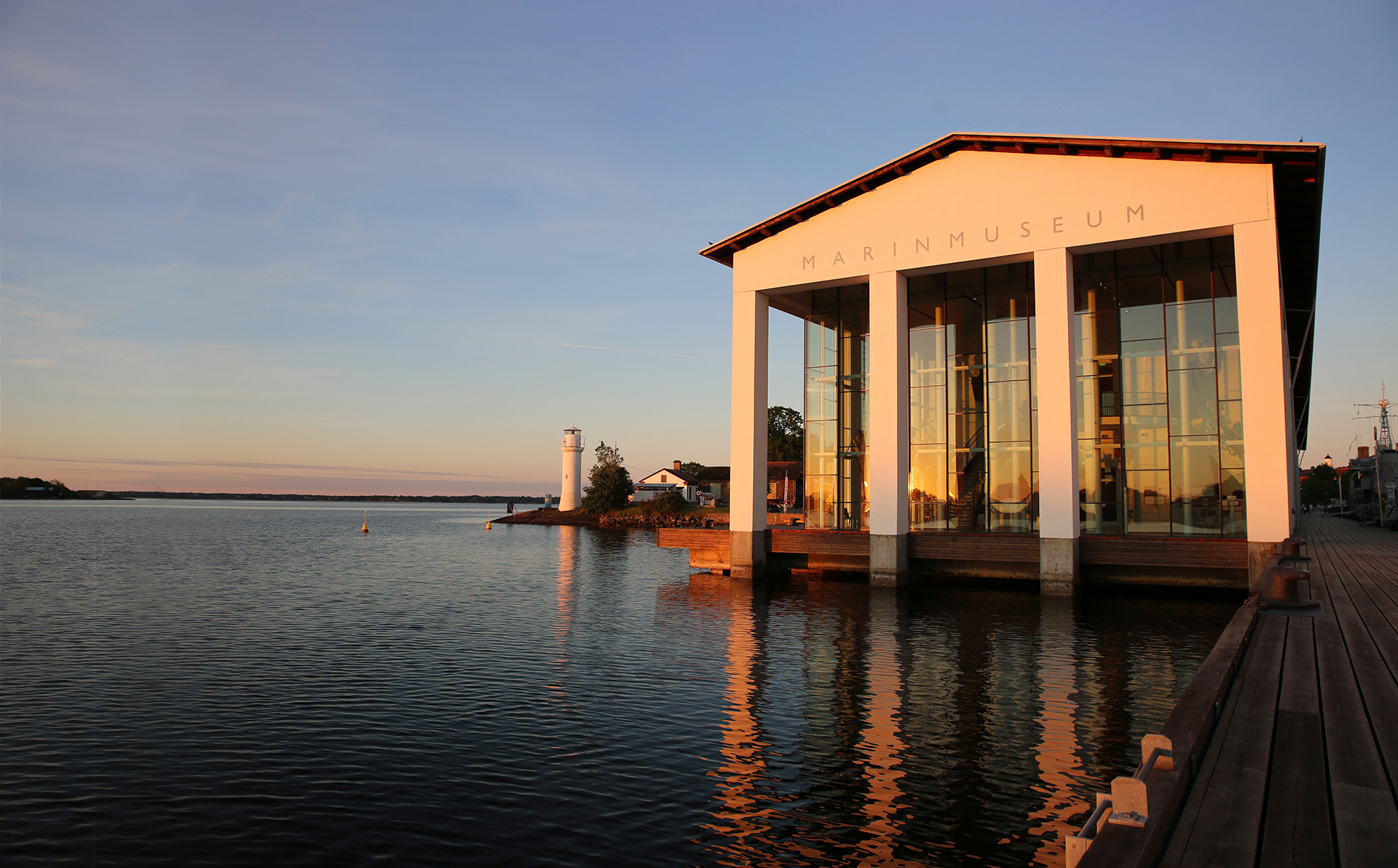 Bild på Marinmuseum i solnedgången