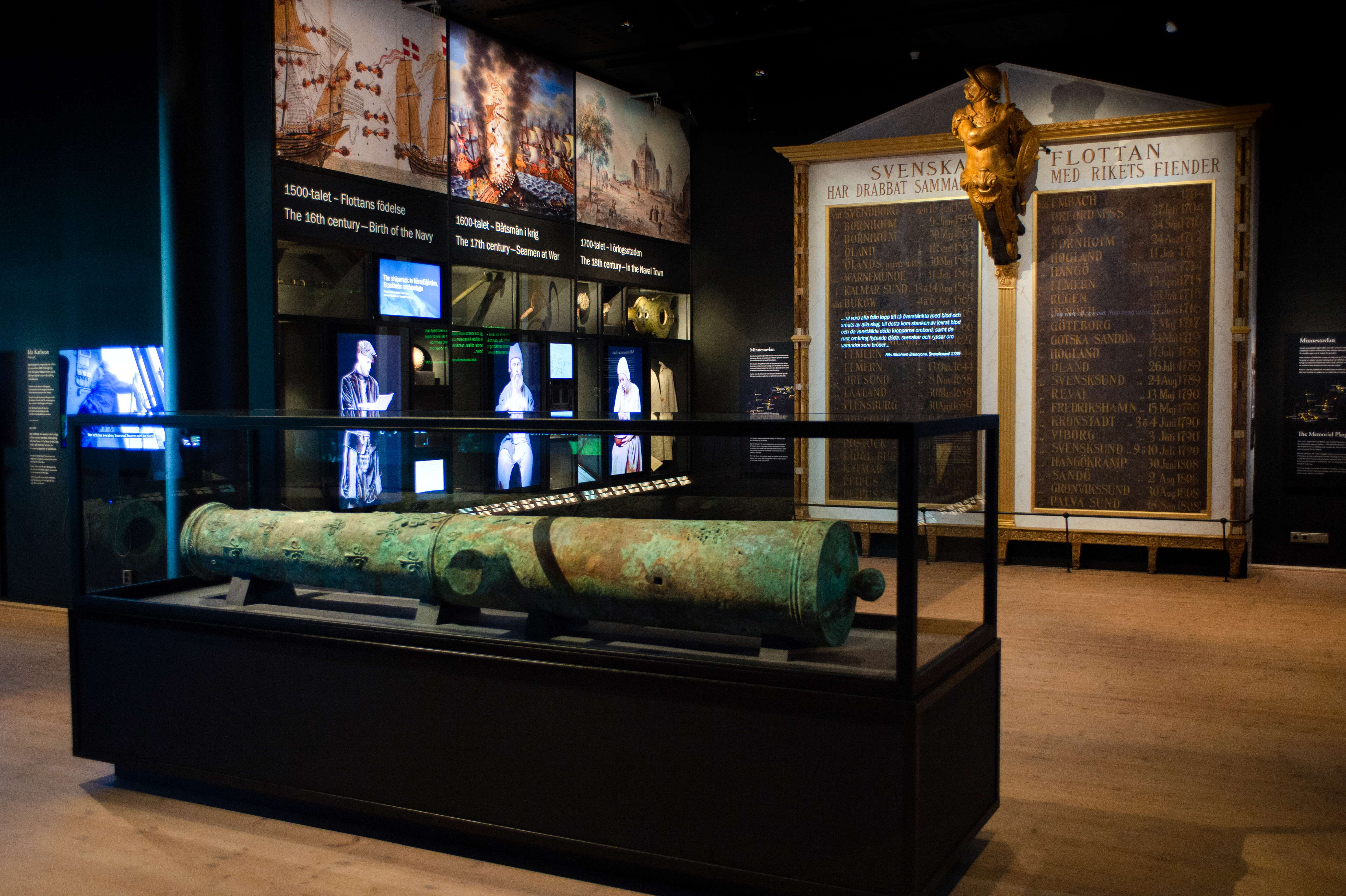 Exhibition at the Naval Museum featuring a cannon and other historical artifacts that tell the story of the Swedish Navy.